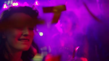 Selfie zaman bir gece kulübünde. Genç kadın dans ederken selfie alarak. Seni çağırıyor. Ağır çekim. Mutlu ve neşeli bir kız