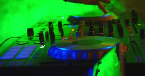 Вечірка Nightclub Ідеалізується Вечірці Він Гарний Енергійний Одягнений Стильний Костюм — стокове відео