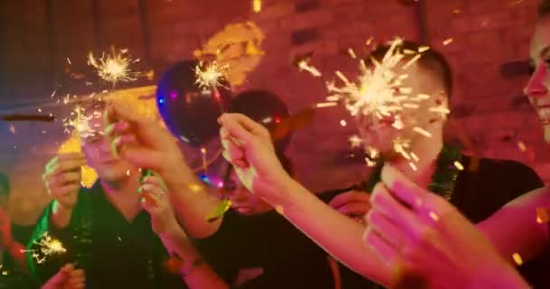 Szczęśliwego Nowego Roku Młodzi Ludzie Strzelają Bengal Światła Nocnym Klubie — Wideo stockowe