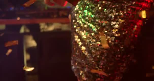 Танцы Конфетти Счастливые Молодые Женщины Энергично Танцуют Ночном Клубе Новогодняя — стоковое видео