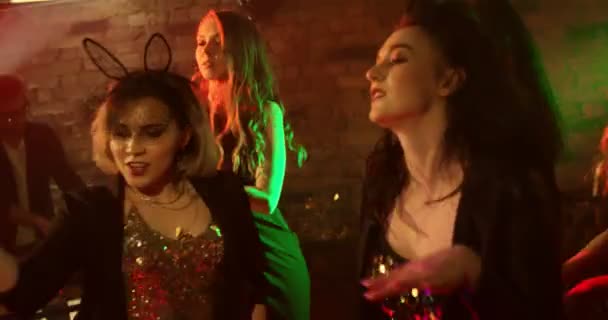 Tanzfläche Zeitlupe Tanzfläche Nachtclub Mädchen Tanzen Sie Sind Glücklich Konfetti — Stockvideo