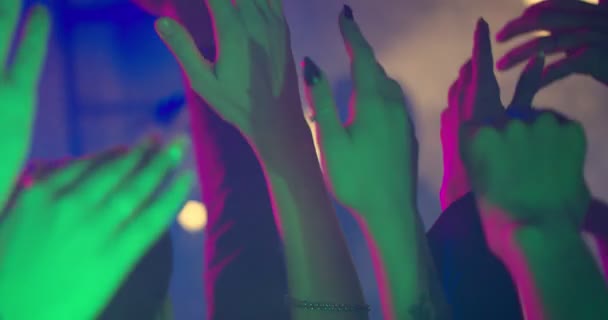 Руки Вечеринке Медленном Движении Поднимите Руки Вверх Друзья Веселятся Вечеринке — стоковое видео
