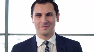 Gülümseyen bir iş adamının portresi