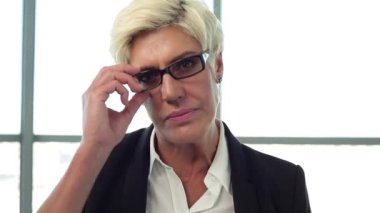 Orta yaşlı işkadını vurguladı