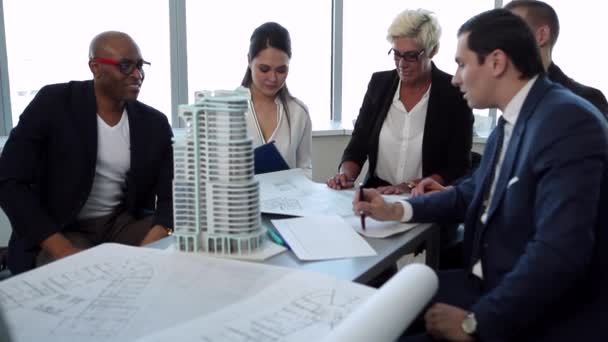 Международная бизнес-команда обсуждает новое строительство — стоковое видео