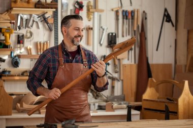 Tahtadan bir at her zaman için bir oyuncaktır. Marangoz bir planer bir atölyede vintage mobilya imalatı için çalışır. Torunu için tahta at yapar