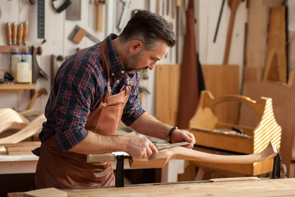 Joiner Makes Cabriole Leg Vintage Table Carpenter Works Planer Workshop — Stock Photo, Image