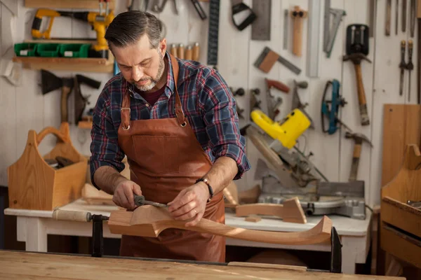 Joiner Hace Cabriole Pierna Para Mesa Vintage Carpenter Trabaja Con — Foto de Stock