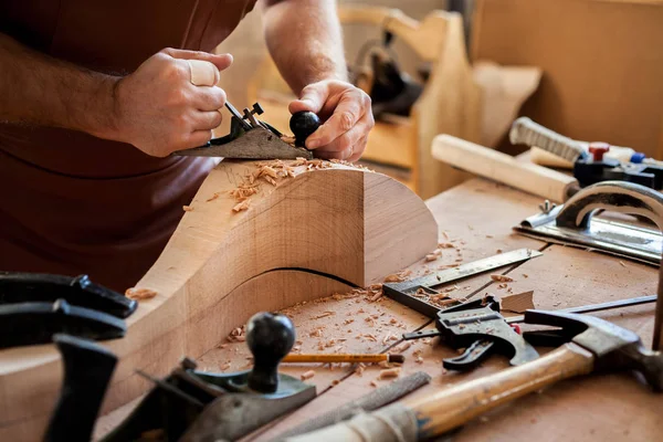 Joiner Membuat Cabriole Kaki Untuk Meja Vintage Carpenter Bekerja Dengan Stok Foto