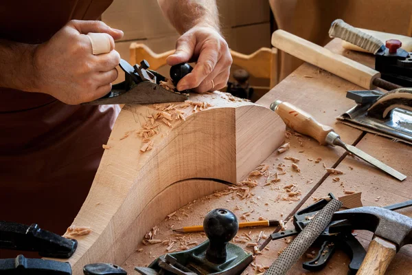 Joiner Membuat Cabriole Kaki Untuk Meja Vintage Carpenter Bekerja Dengan Stok Gambar