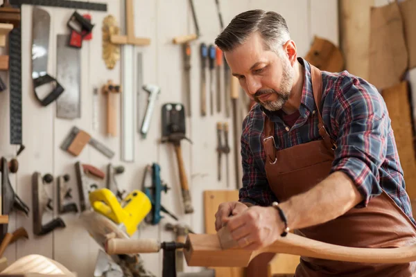 Joiner Faz Perna Cabriole Para Mesa Vintage Carpinteiro Trabalha Com Fotografias De Stock Royalty-Free