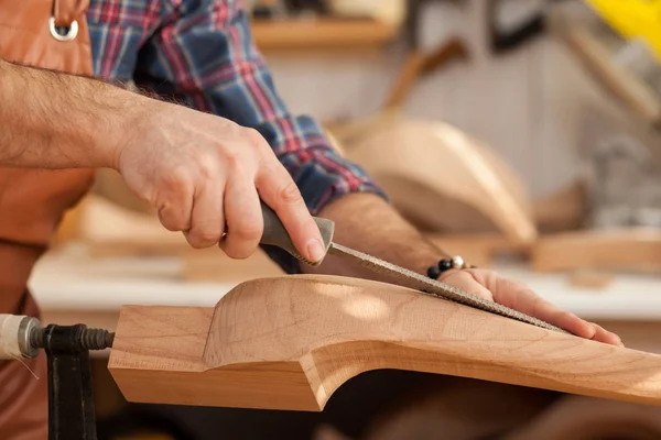 Joiner Membuat Cabriole Kaki Untuk Meja Vintage Carpenter Bekerja Dengan Stok Gambar Bebas Royalti