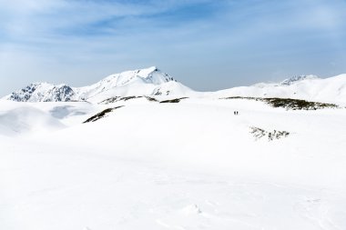 Karda yürüme kayakçı kaplı dağ aralıkları