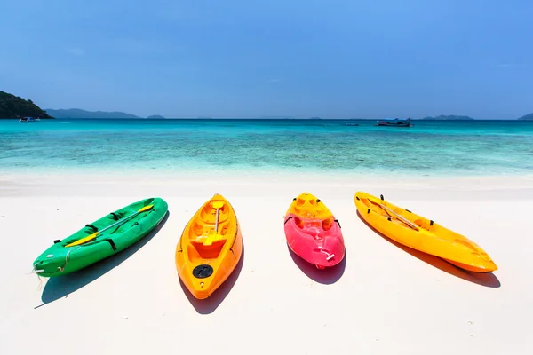 Caiaque colorido na praia da ilha tropical, Tailândia — Fotografia de Stock