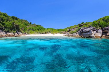 Kristal berraklığında su ve beyaz kum plaj 