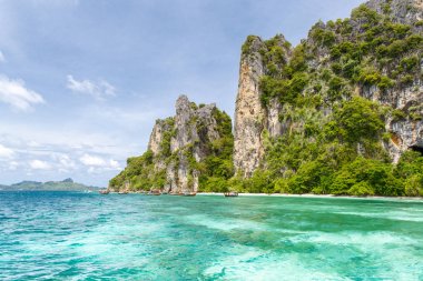 Güzel taş dağ ve Krabi, berrak deniz