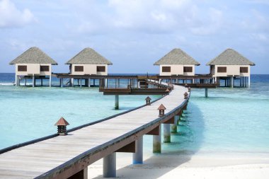 Kristal berraklığında su tropik ada, su Villa