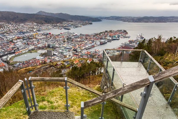 Luchtfoto van Bergen stad vanaf de top van de mount floyen glas balcon — Stockfoto