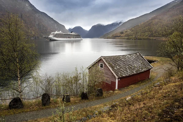 Cruise liner in fjord - reizen en natuur achtergrond — Stockfoto