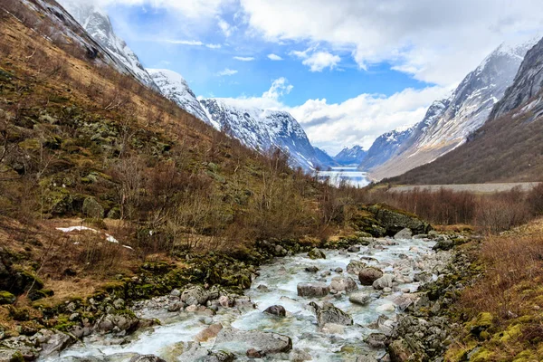 水从河里流到湖与雪帽山高建群 — 图库照片