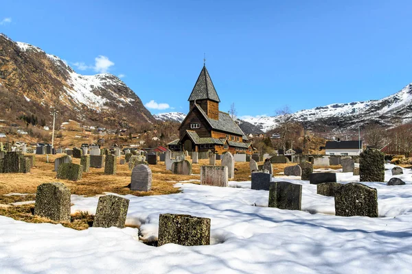 Roldal Stave Church (Roldal stavkyrkje) avec cimetière de neige avant — Photo