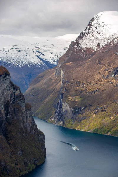 Vista do fiorde de Geiranger do ponto de vista de Onesvingen — Fotografia de Stock