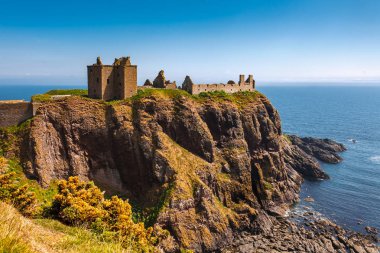 Stonehaven, Aberdeen, Scotlan berrak gökyüzü Dunnottar Kalesi