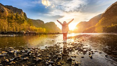Sunrise Dağı River bakan kadın