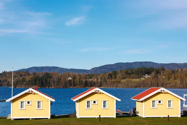 Kleurrijke hutten met meer en de bergen achtergrond — Stockfoto