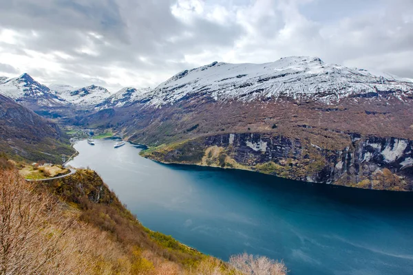 Geiranger fjord uitzicht vanaf Ornesvingen uitzicht punt — Stockfoto