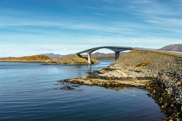 Strada oceanica atlantica sotto il cielo blu in Norvegia — Foto Stock