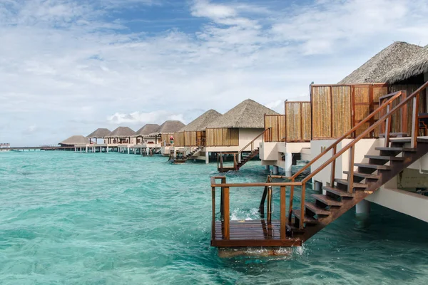 Échelle à l'eau de la villa sur l'eau cristalline à l'île — Photo