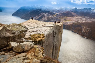 Müezzin kayası (Preikestolen kenarında duran turist grupları)