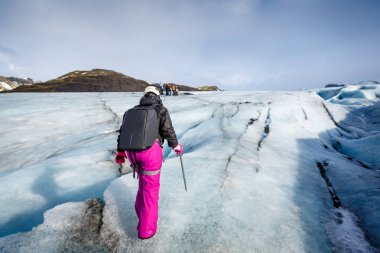 Glacier adlı Solheimajokull üzerinde yürüyen kadın uzun yürüyüşe çıkan kimse
