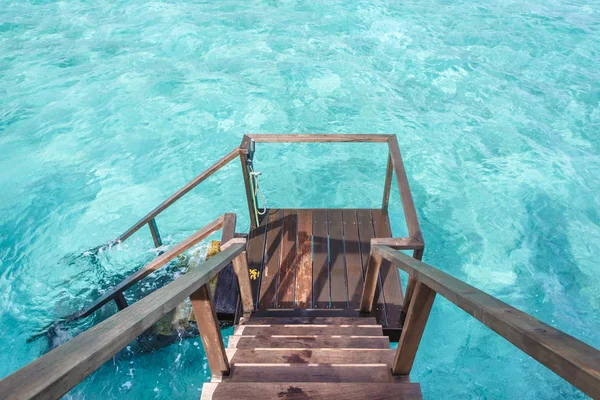 Escalera hasta el océano cristalino de la villa de agua balco privado — Foto de Stock