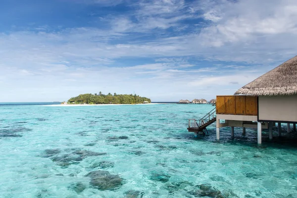 Water villa op kristal helder water op eiland — Stockfoto