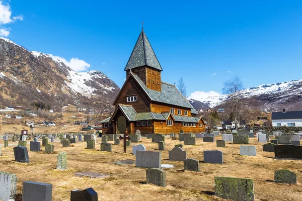 Roldal Stave Igreja (Roldal stavkyrkje) com cemitério foregrou — Fotografia de Stock