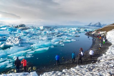 South Iceland - 12 Mart 2017. Buzul la yürüyen turist