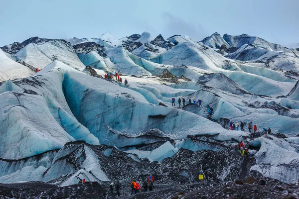 Guia privado e grupo de caminhantes caminhando na geleira em Solheimaj — Fotografia de Stock