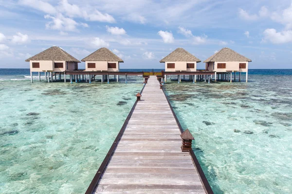 Water villas on crystal clear water at tropical island — Stock Photo, Image