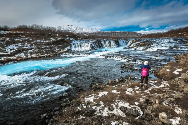 Viajero tomando fotos de la cascada Bruarfoss en temporada de invierno —  Fotos de Stock