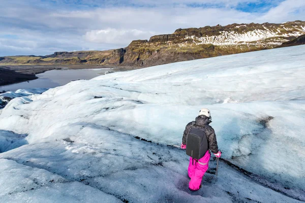 Женщина-туристка, идущая по леднику в Сольхеймайокулле — стоковое фото