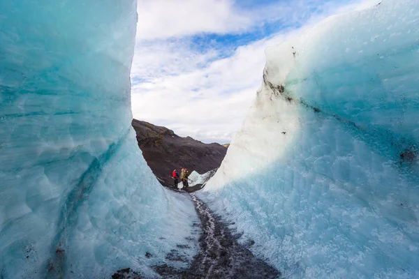 Senderista caminando pasar la pared de hielo durante el senderismo en el glaciar, Solheimajo —  Fotos de Stock