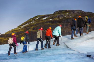 Uzun yürüyüşe çıkan kimse yürüyüşe glacier Solheimajokull adlı grup