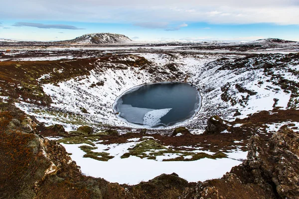 Kerio, vulkanischer Krater, im Winter unter blauem Himmel — Stockfoto