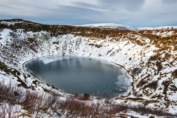 Crator vulcânico no inverno sob céu nublado — Fotografia de Stock