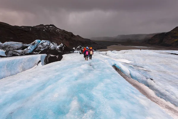 Grupo de caminantes a pie en el glaciar en Solheimajokull , —  Fotos de Stock