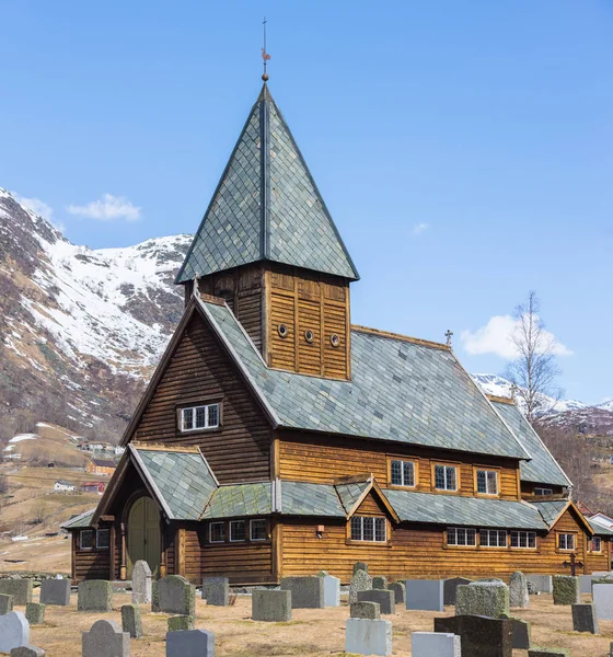 Roldal Stave Church (Roldal: stavkyrkje) met sneeuw GLB berg b — Stockfoto