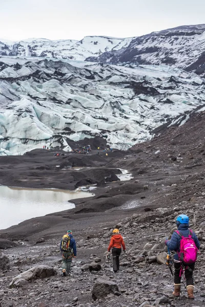 Grupo de caminhantes caminhando até a geleira com guia — Fotografia de Stock