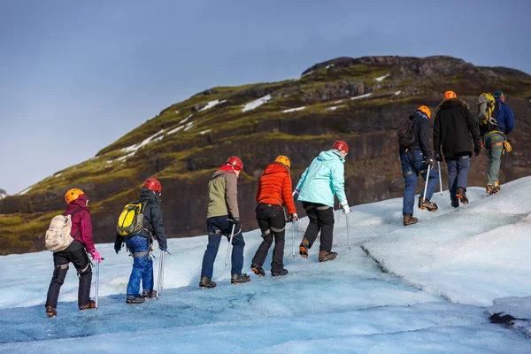 Grupp av hiker promenad på glaciären på Solheimajokull Royaltyfria Stockfoton